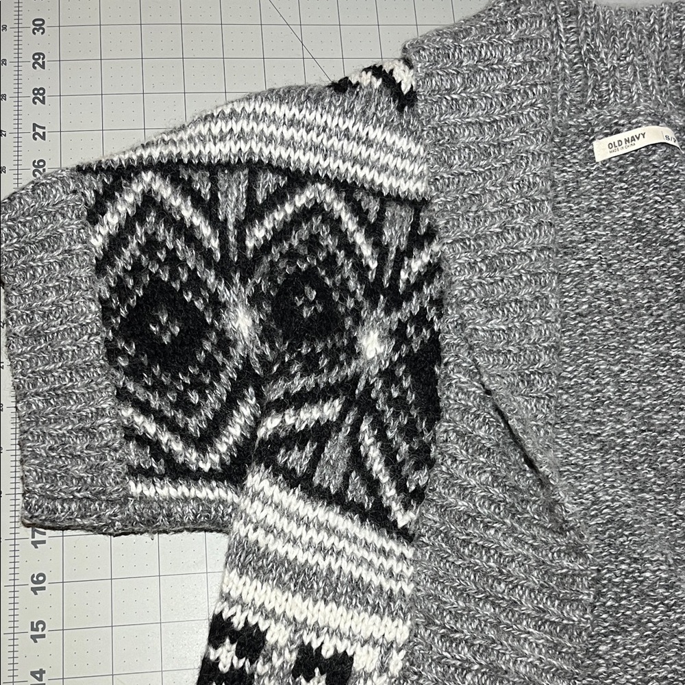 Old Navy Gray and Black Patterned Cardigan - Picture 6 of 7